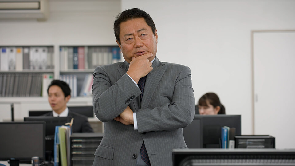 思案している男性