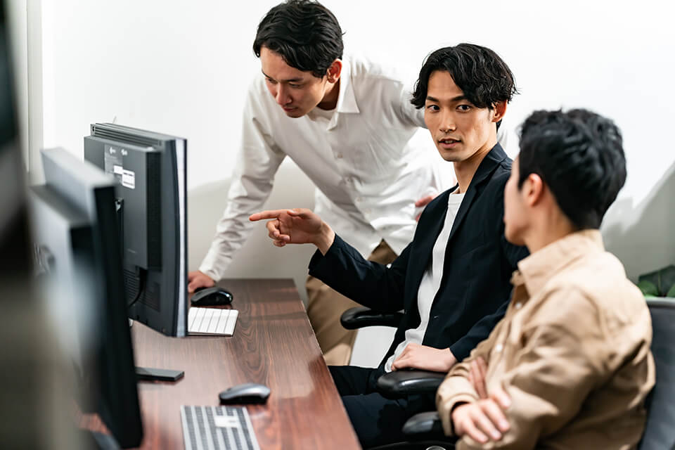 カタログについてPCを見ながら相談してる様子